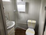 Bungalow de Bureau Habitable 4x2,2m avec Sanitaires & Douche – Isolation 75mm (Porte Hörmann) – Image 2