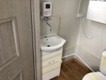 Bungalow de Bureau Habitable 4x2,2m avec Sanitaires & Douche – Isolation 75mm (Porte Hörmann) – Image 13