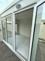 Module Préfabriqué Vitré 7m² (3x2,4m) – Bureau Panoramique Isolé (Panneaux Sandwich 40mm) – Image 3