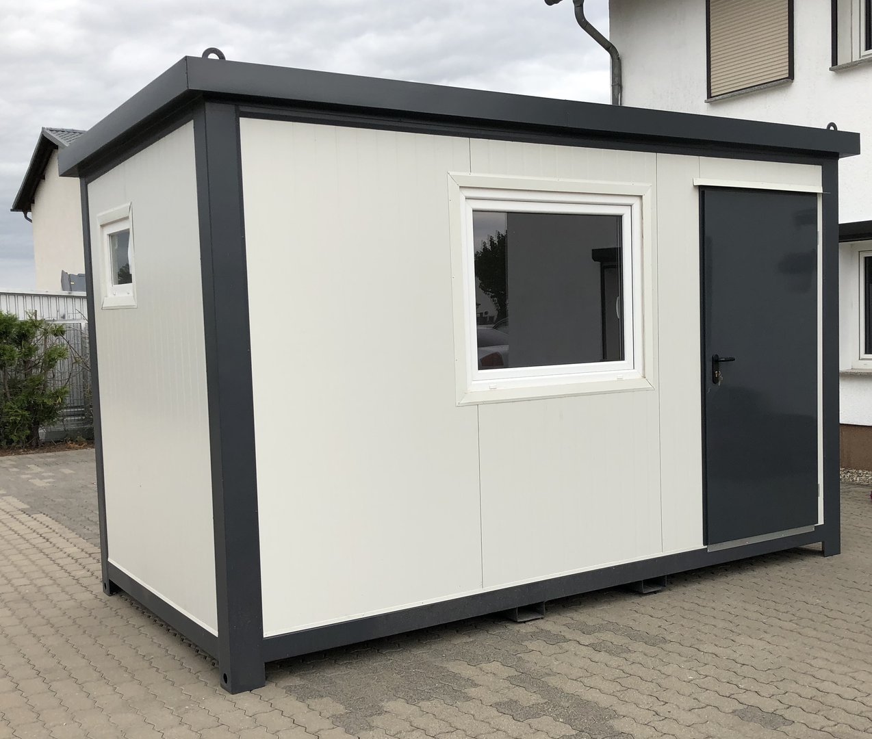 container-ufficio-4x220-metri-con-servizi-igienici-1.jpg Bungalow de Bureau Habitable 4x2,2m avec Sanitaires & Douche – Isolation 75mm (Porte Hörmann) – Image 1