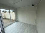 Module Préfabriqué Vitré 7m² (3x2,4m) – Bureau Panoramique Isolé (Panneaux Sandwich 40mm) – Image 5