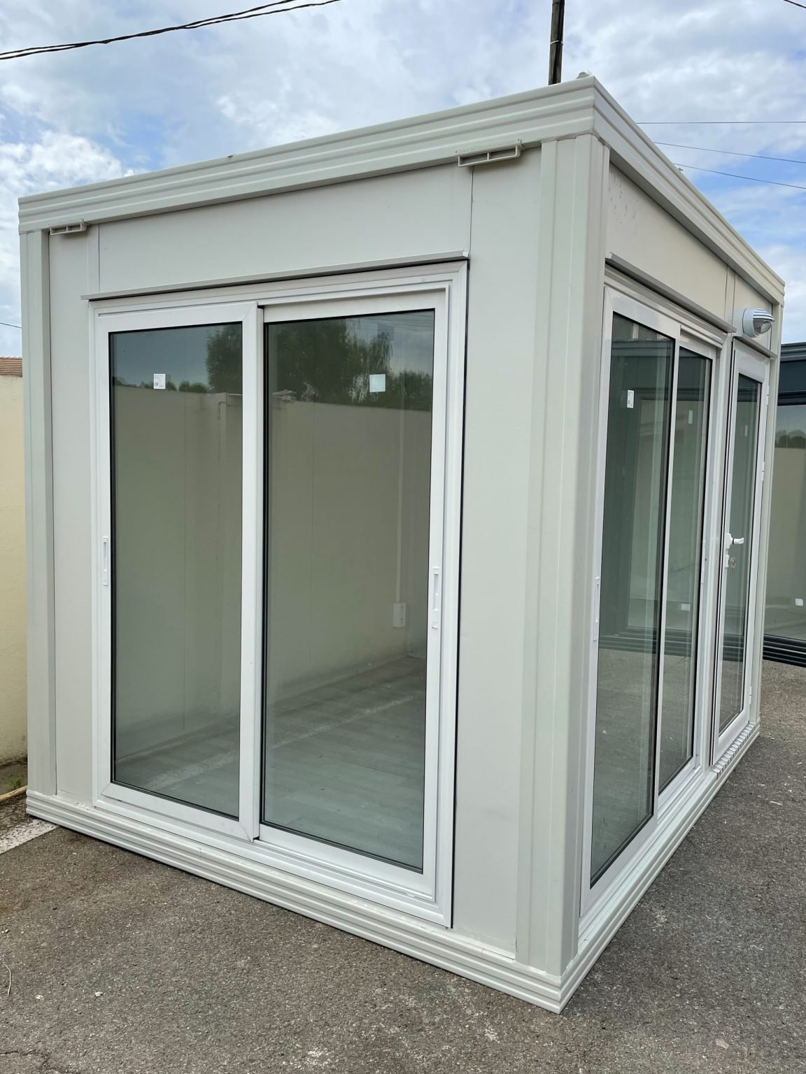 module-prefabrique-de-7-m2-sans-sanitaire-possibilita-di-avere-piu-dimensioni.jpg Module Préfabriqué Vitré 7m² (3x2,4m) – Bureau Panoramique Isolé (Panneaux Sandwich 40mm) – Image 1